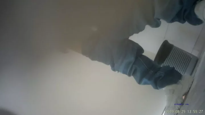 Screenshot 4 from 欲望が交錯する公衆トイレ：戦慄の盗撮記録