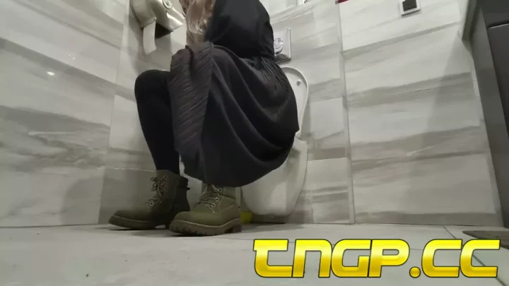 Screenshot 4 from 壁の穴からのぞき見！人妻の秘密のトイレタイム