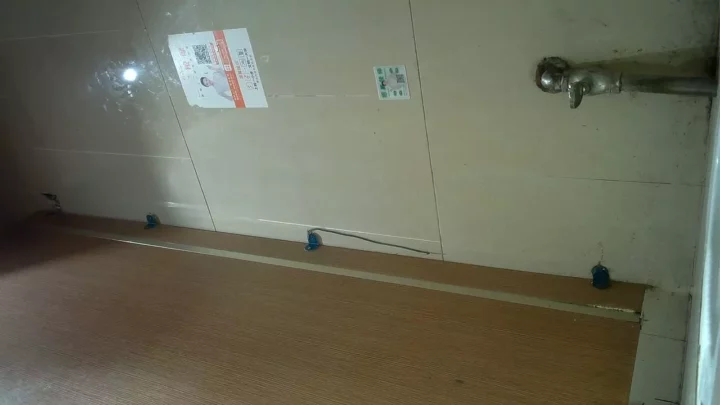 Screenshot 4 from 眼鏡旗袍美女がトイレで大胆放尿！禁断の行為に興奮必至