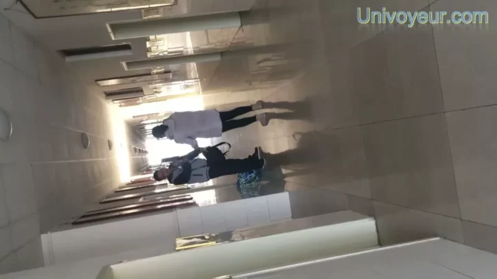 Screenshot 4 from 中国のトイレで繰り広げられる、偶然を装った盗撮の瞬間