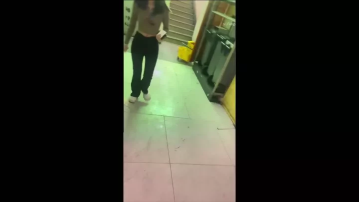大胆不敵な中国娘！トイレで魅せる丸出しヒップ のスクリーンショット 4