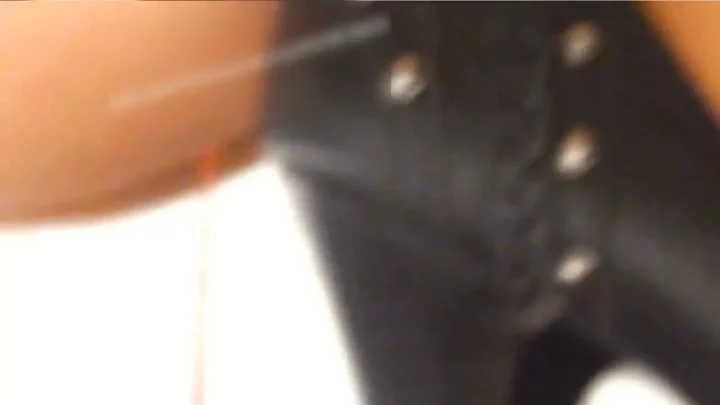 Screenshot 4 from 中国の展示トイレで発見！大胆ヌードの盗撮エロティック
