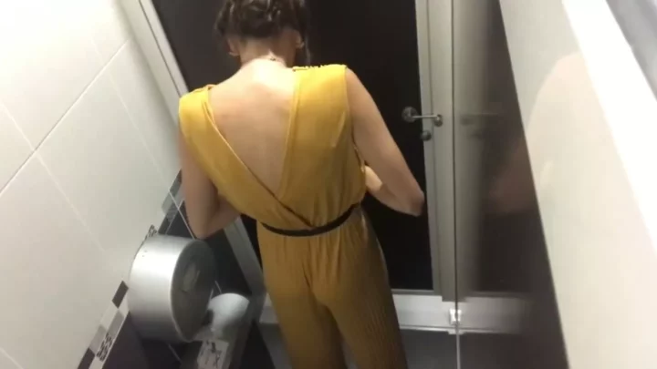 人目を忍んで…公共トイレでの秘密のひととき のスクリーンショット 4