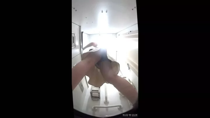 Screenshot 4 from 【盗撮】地下鉄御堂筋のトイレで股間を覗き見！隠しカメラが捉えた決定的瞬間