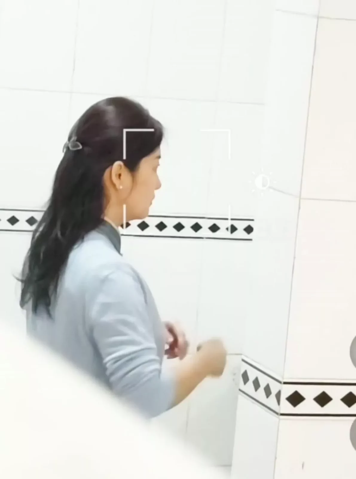 トイレで盗撮!美人同僚の秘密の瞬間 のスクリーンショット 4