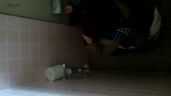 欲望渦巻く密室！OLとイケメン上司の秘密のトイレプレイ のスクリーンショット 4