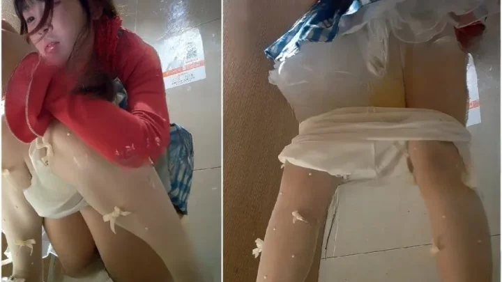 赤いワンピースの美少女、白ストッキングで魅せるトイレショット！