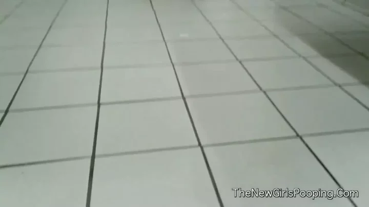 大胆不敵！個室トイレの隙間から覗かれる女子大生 のスクリーンショット 1