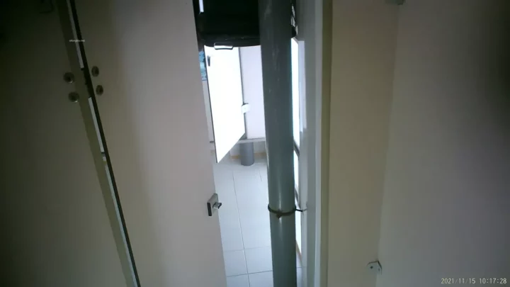 Screenshot 1 from 【盗撮】中国トイレで大胆ハプニング！隠しカメラが捉えた決定的瞬間