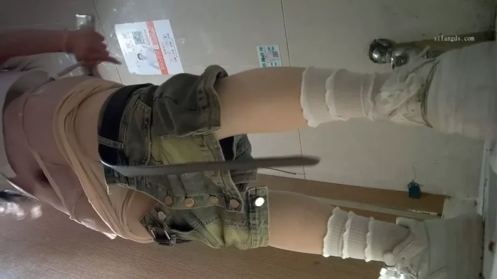 隠し撮り！ストッキング美少女の震える放尿 のスクリーンショット 1