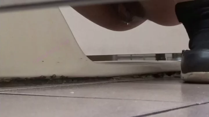 Screenshot 1 from 中国の公衆トイレで盗撮された衝撃映像