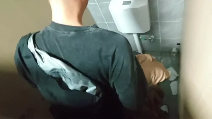 Screenshot 1 from 隠し撮り！バーのトイレでバイブを使った濃厚オーラル