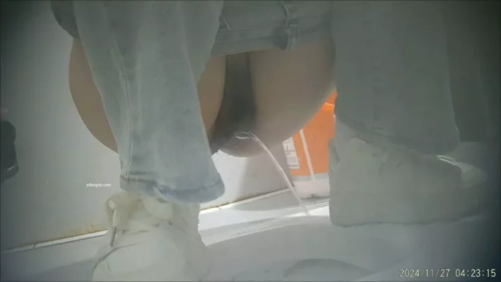 Screenshot 1 from 誕生日ディナーの最中、隠し撮りされた同僚の秘密の瞬間