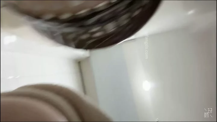 女子大生トイレ盗撮!ピンクのクリトリスが眩しい新入生 のスクリーンショット 1
