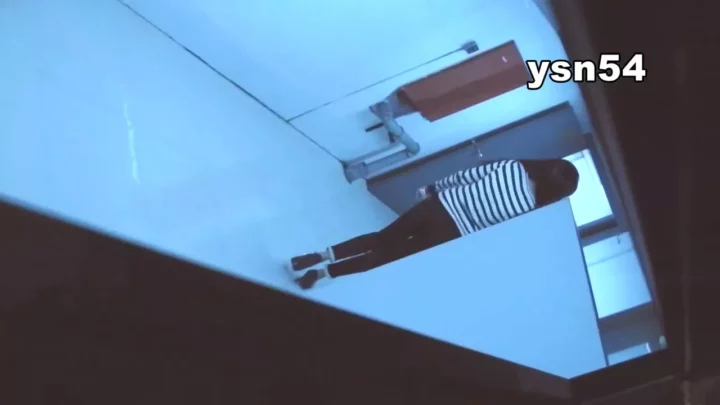 Screenshot 1 from 【世界の射窓から】海外のトイレで繰り広げられる秘密の覗き見