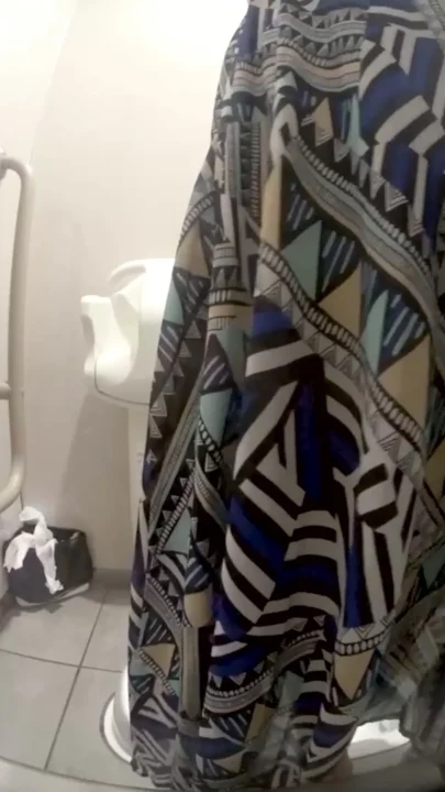 コンビニトイレの盗撮！羞恥に悶える美熟女たち のスクリーンショット 1