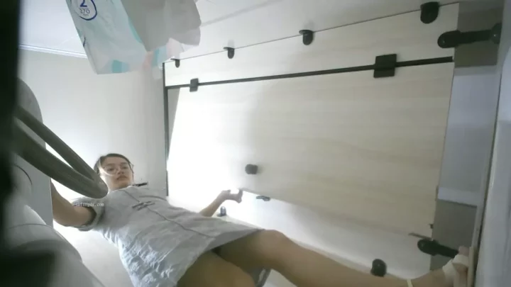 【流出】美術学校の女子トイレで密かに… のスクリーンショット 1