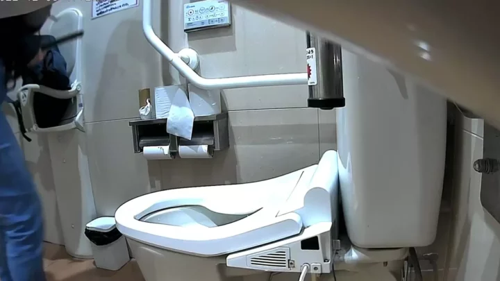 トイレで盗撮!アジア美女の隠された素顔 のスクリーンショット 1