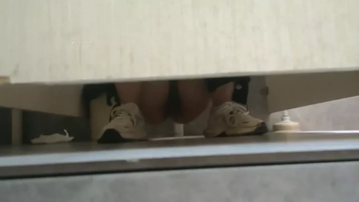 中国のトイレで隠し撮り！大胆な盗撮映像 のスクリーンショット 1