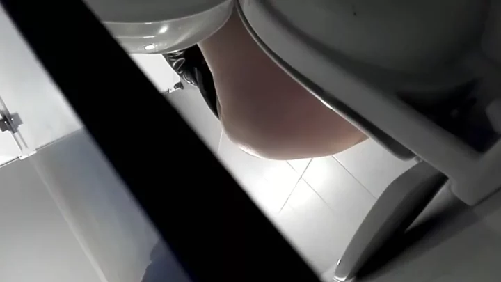 Screenshot 1 from フランス公衆トイレの覗き見：衝撃の隠し撮り