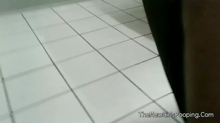 大胆不敵！個室トイレの隙間から覗かれる女子大生 のスクリーンショット 2