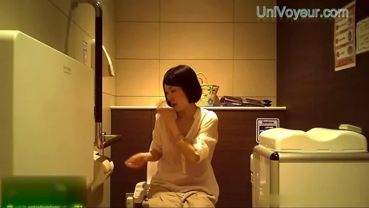 Screenshot 2 from 中国の公衆トイレで盗撮！美女たちのハプニング