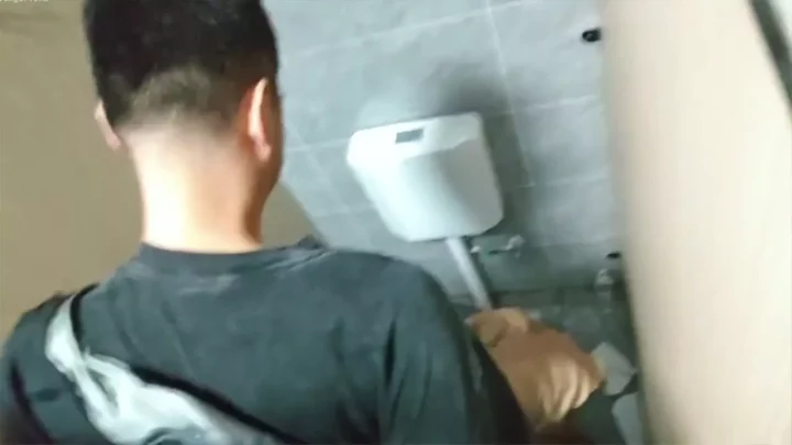Screenshot 2 from 隠し撮り！バーのトイレでバイブを使った濃厚オーラル