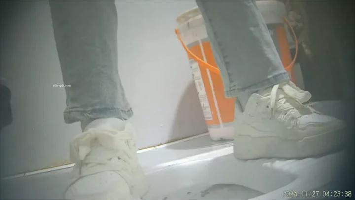 Screenshot 2 from 誕生日ディナーの最中、隠し撮りされた同僚の秘密の瞬間