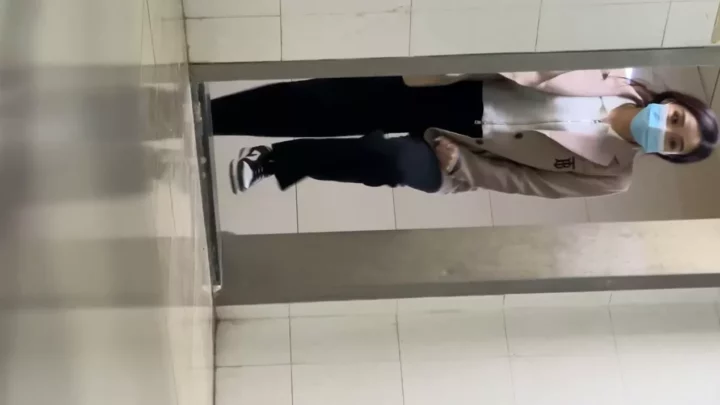 オフィス女子トイレ盗撮！流出した極秘映像 のスクリーンショット 2