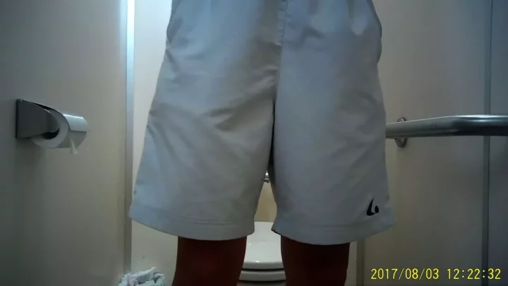 Screenshot 2 from トイレの死角から狙う！盗撮カメラが捉えた衝撃の瞬間