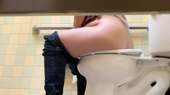 スタバのトイレに隠しカメラ！衝撃の盗撮映像 のスクリーンショット 2