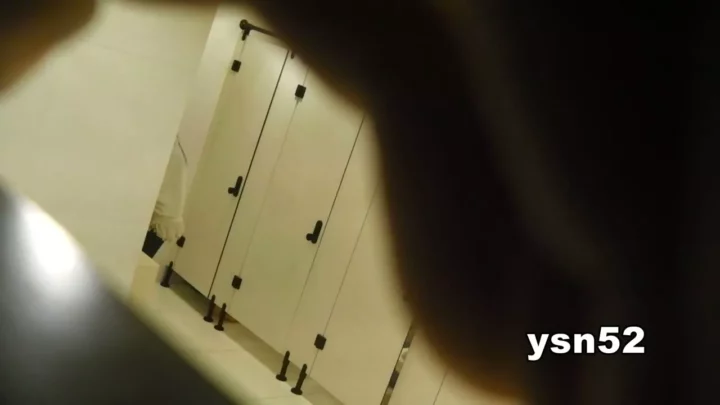 Screenshot 2 from 海外のトイレで衝撃！隠しカメラが捉えた決定的瞬間