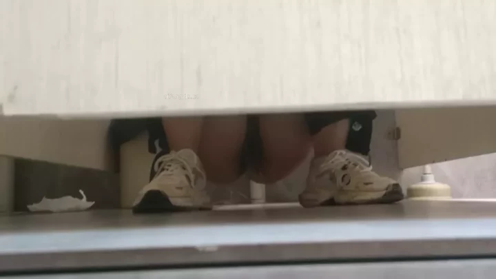 中国のトイレで隠し撮り！大胆な盗撮映像 のスクリーンショット 2