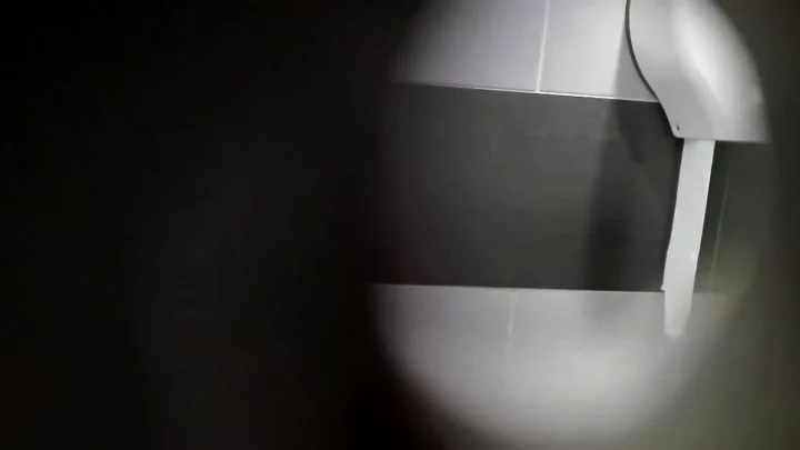 Screenshot 2 from フランス公衆トイレの覗き見：衝撃の隠し撮り