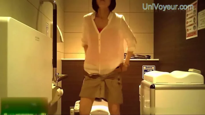 Screenshot 3 from 中国の公衆トイレで盗撮！美女たちのハプニング
