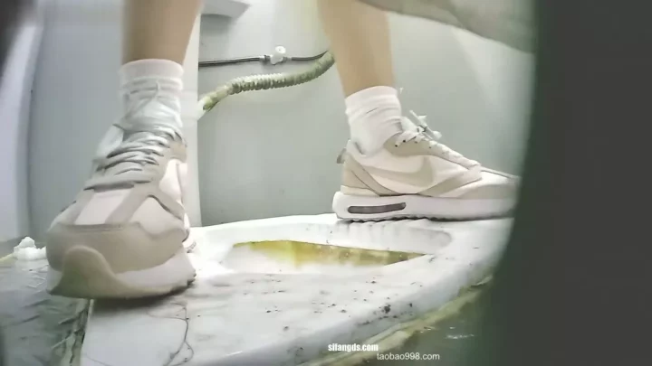 昼夜を問わず狙う！スニーカー女子のトイレ盗撮 のスクリーンショット 3