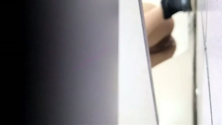 Screenshot 3 from 中国の公衆トイレで盗撮された衝撃映像