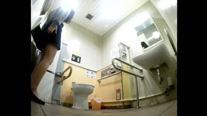 Screenshot 3 from 駅と公衆トイレで繰り広げられる盗撮の記録