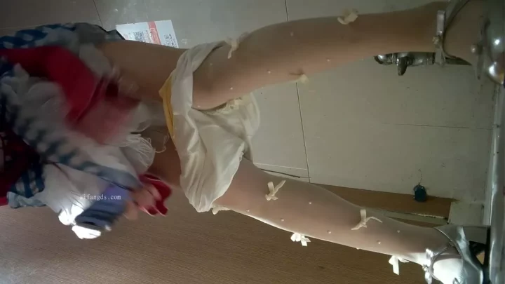 赤いワンピースの美少女、白ストッキングで魅せるトイレショット！ のスクリーンショット 3