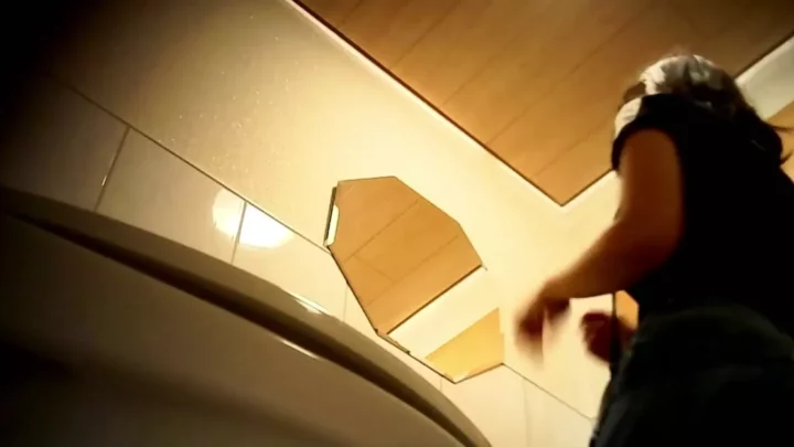 人目を気にせず大胆に…個室トイレで欲求解放！ のスクリーンショット 3