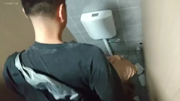 Screenshot 3 from 隠し撮り！バーのトイレでバイブを使った濃厚オーラル