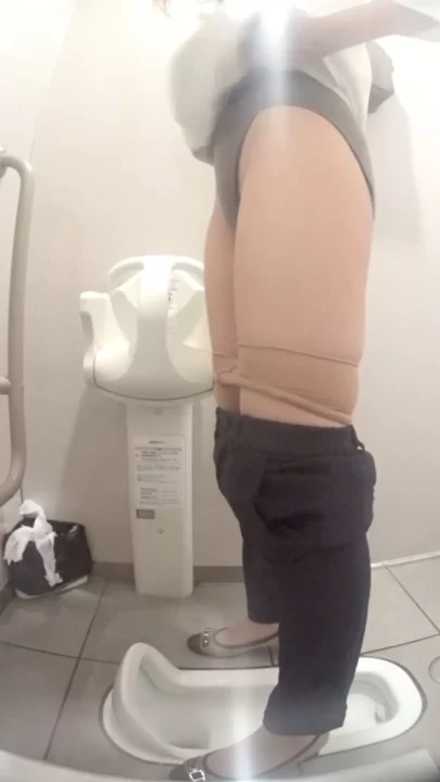 コンビニトイレの盗撮！羞恥に悶える美熟女たち のスクリーンショット 3