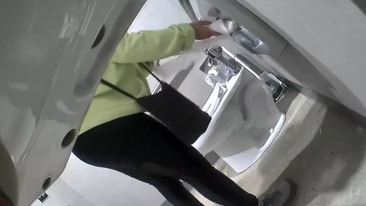 職場トイレ盗撮！油断した女性たちの素顔 のスクリーンショット 3