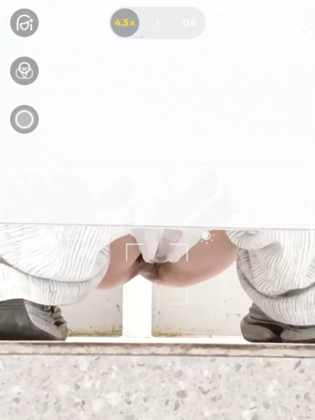 女子大トイレ潜入!排尿シーンの極秘映像 のスクリーンショット 3