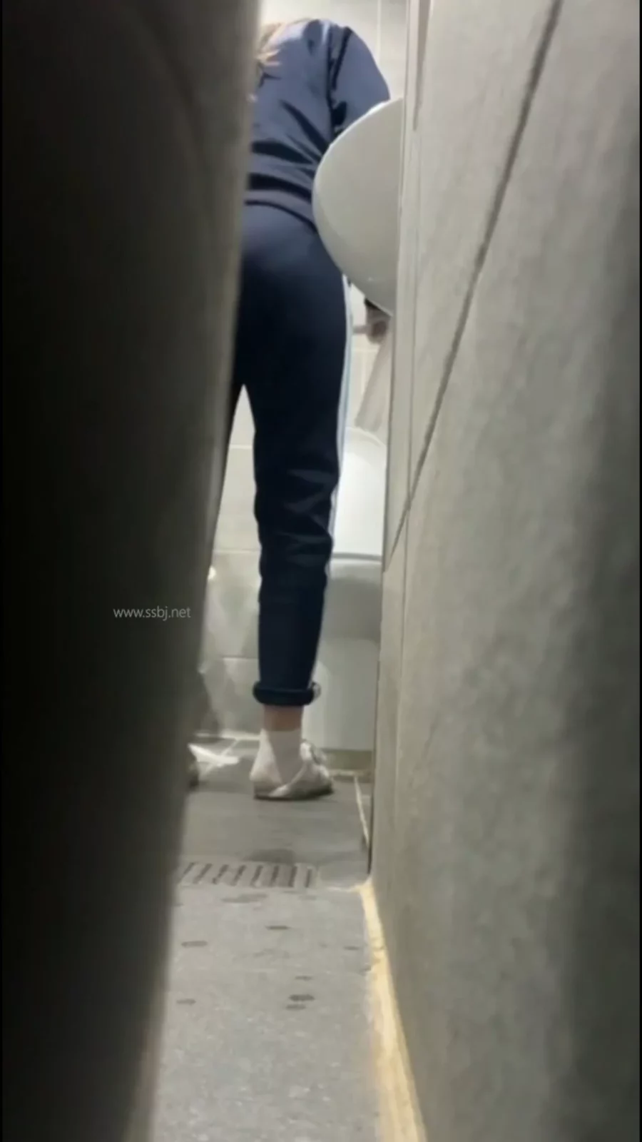 昼休み中、女子トイレで繰り広げられた秘密の行為 のスクリーンショット 3