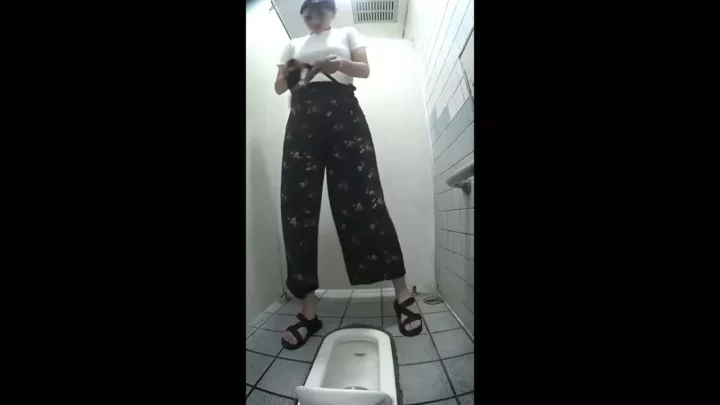 Screenshot 3 from 潮風と秘め事。海の家トイレで覗き見された素肌