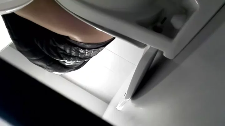 Screenshot 3 from フランス公衆トイレの覗き見：衝撃の隠し撮り