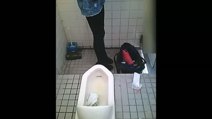 覗き見！トイレで繰り広げられる秘密の誘惑 のスクリーンショット 4