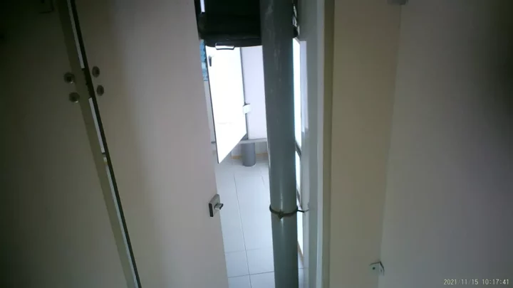 Screenshot 4 from 【盗撮】中国トイレで大胆ハプニング！隠しカメラが捉えた決定的瞬間