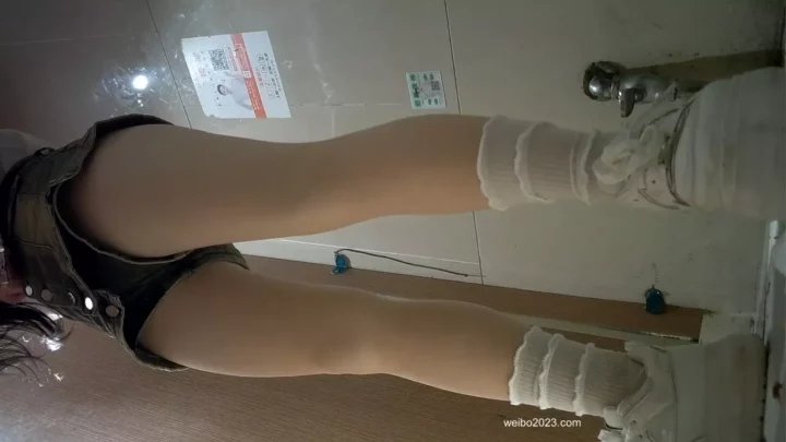 隠し撮り！ストッキング美少女の震える放尿 のスクリーンショット 4
